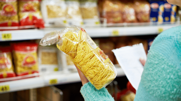 immagine di una donna che tiene in mano un pacco di pasta