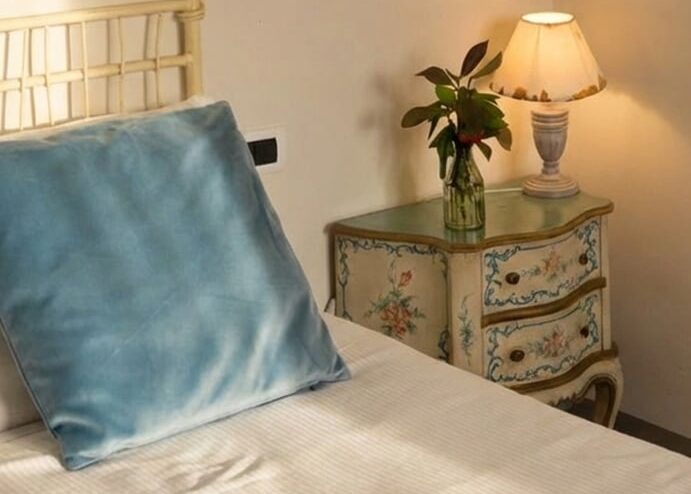 Ottimizzazione visiva con AI: il caso di un piano social luxury senza shooting fotografico 4 Interno di una camera valorizzato con luce calda e dettagli ottimizzati tramite AI